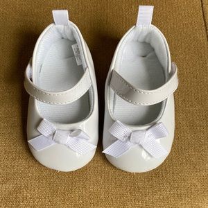 Baby shoes white with bow